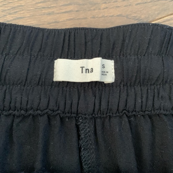 Aritzia TNA light weight draw waist shorts size S colour black - Picture 4 of 7